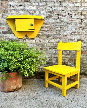 Chaise jaune pour enfant