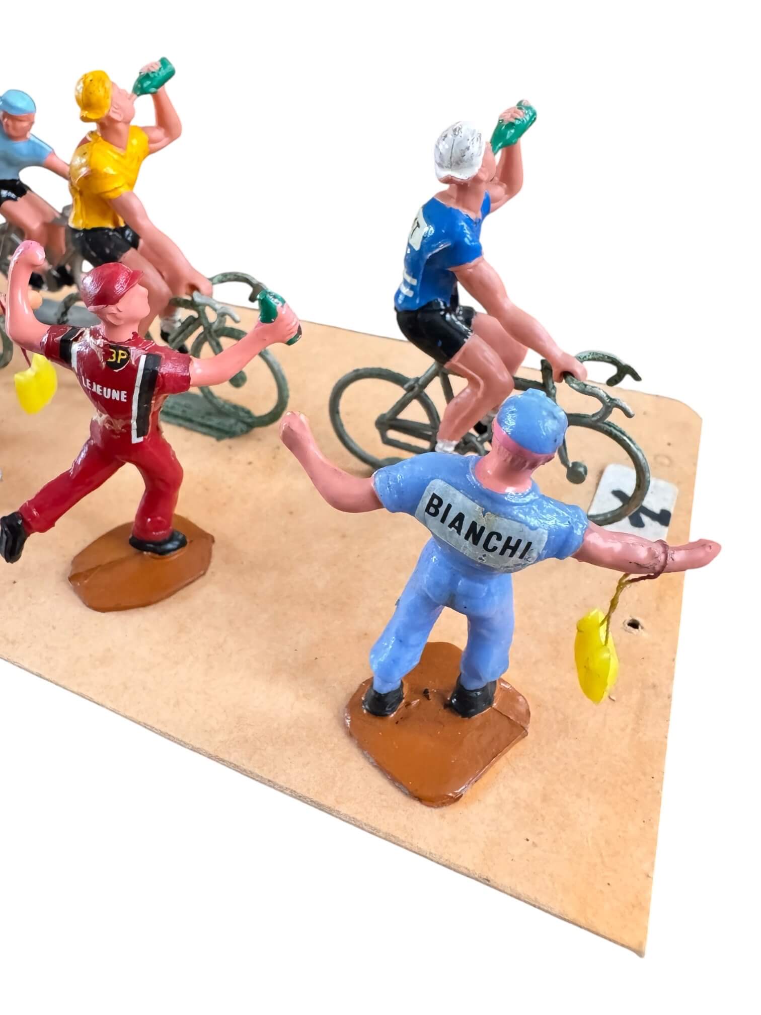 12 figurines Salza, cyclistes et ravitailleurs du Tour de France