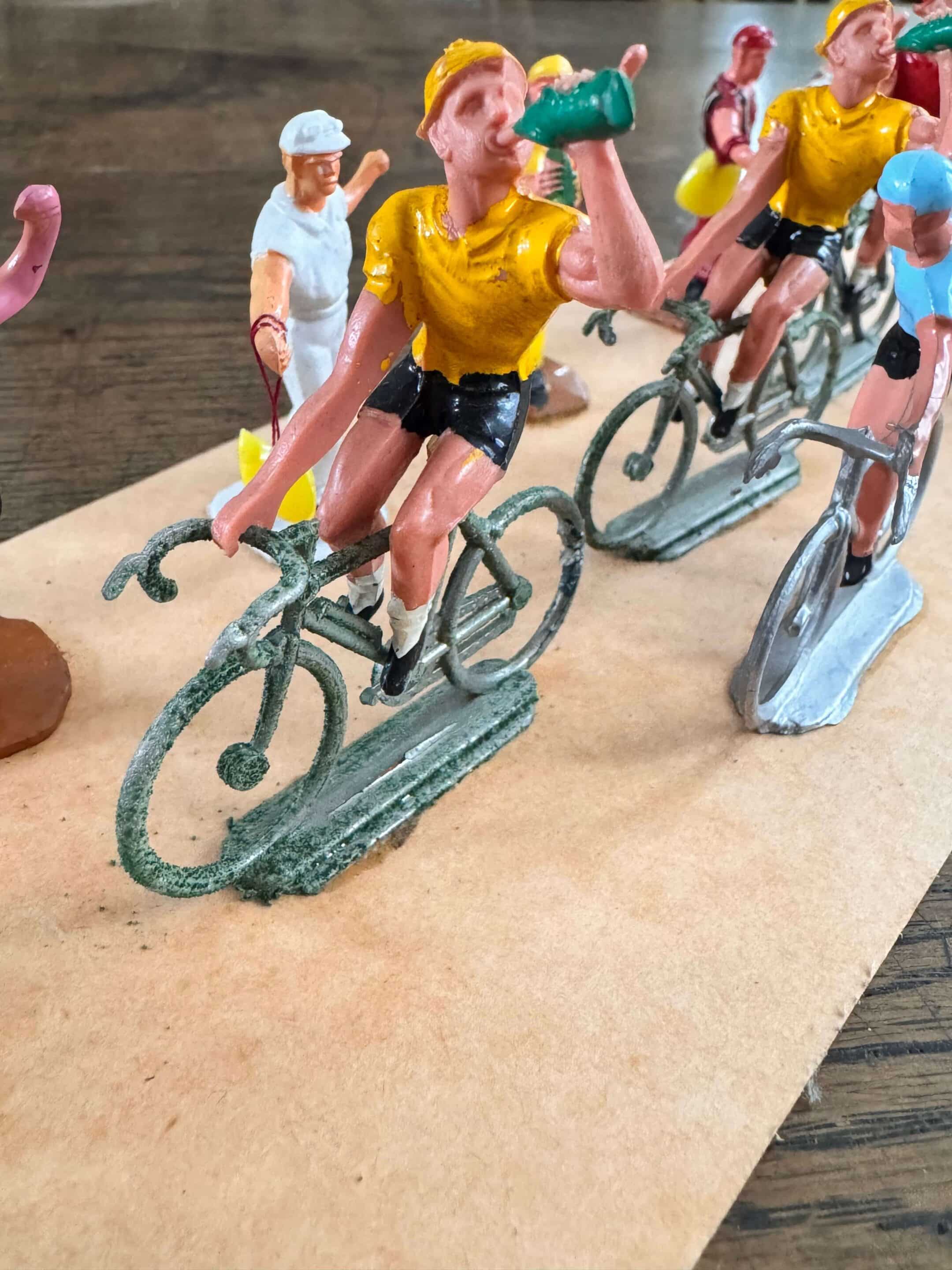 12 figurines Salza, cyclistes et ravitailleurs du Tour de France
