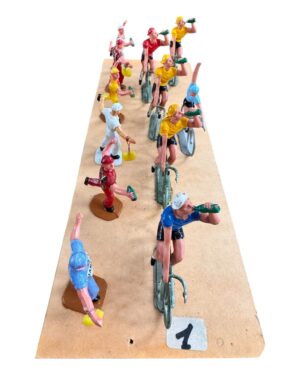 12 figurines Salza, cyclistes et ravitailleurs du Tour de France