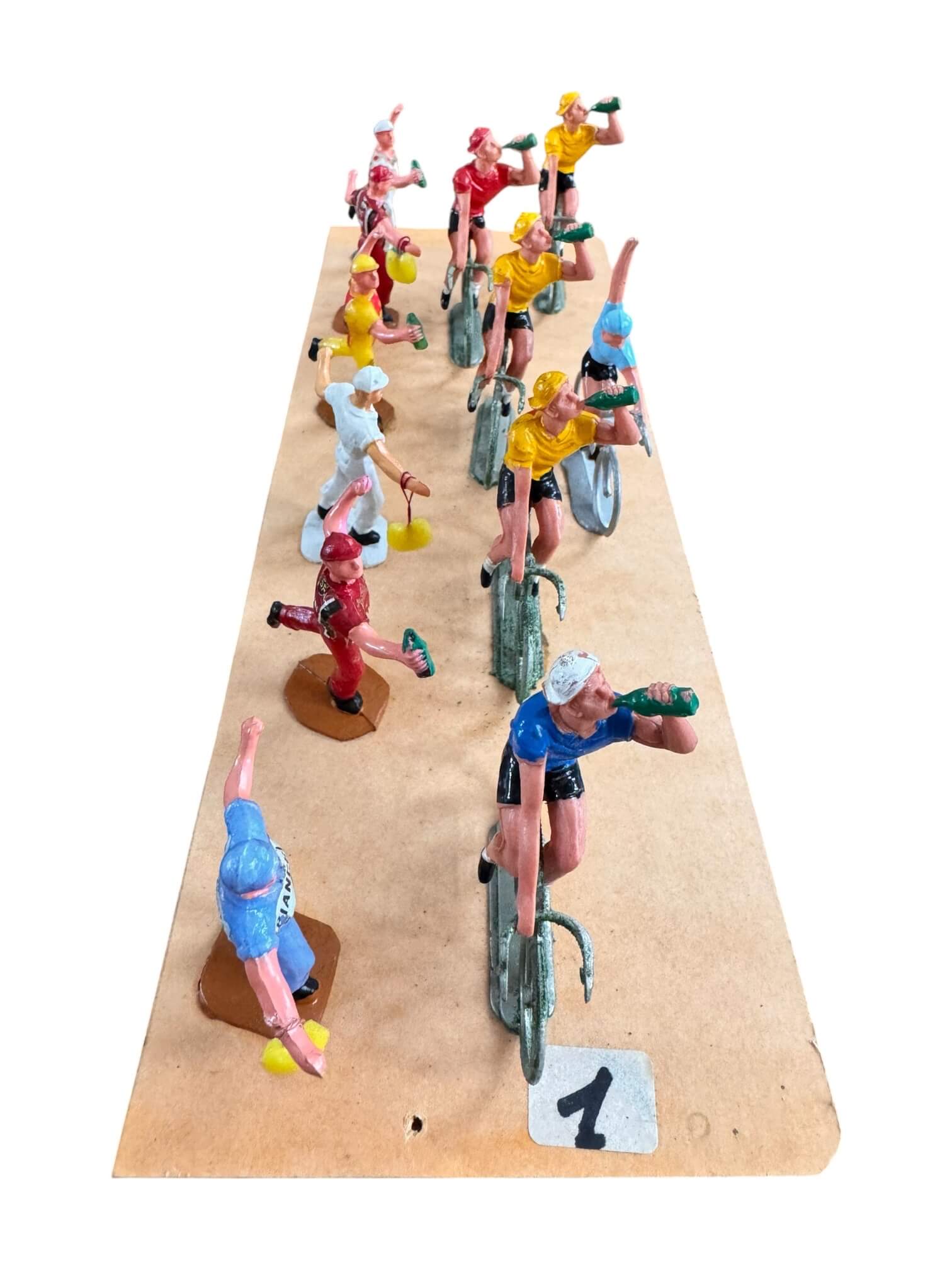 12 figurines Salza, cyclistes et ravitailleurs du Tour de France