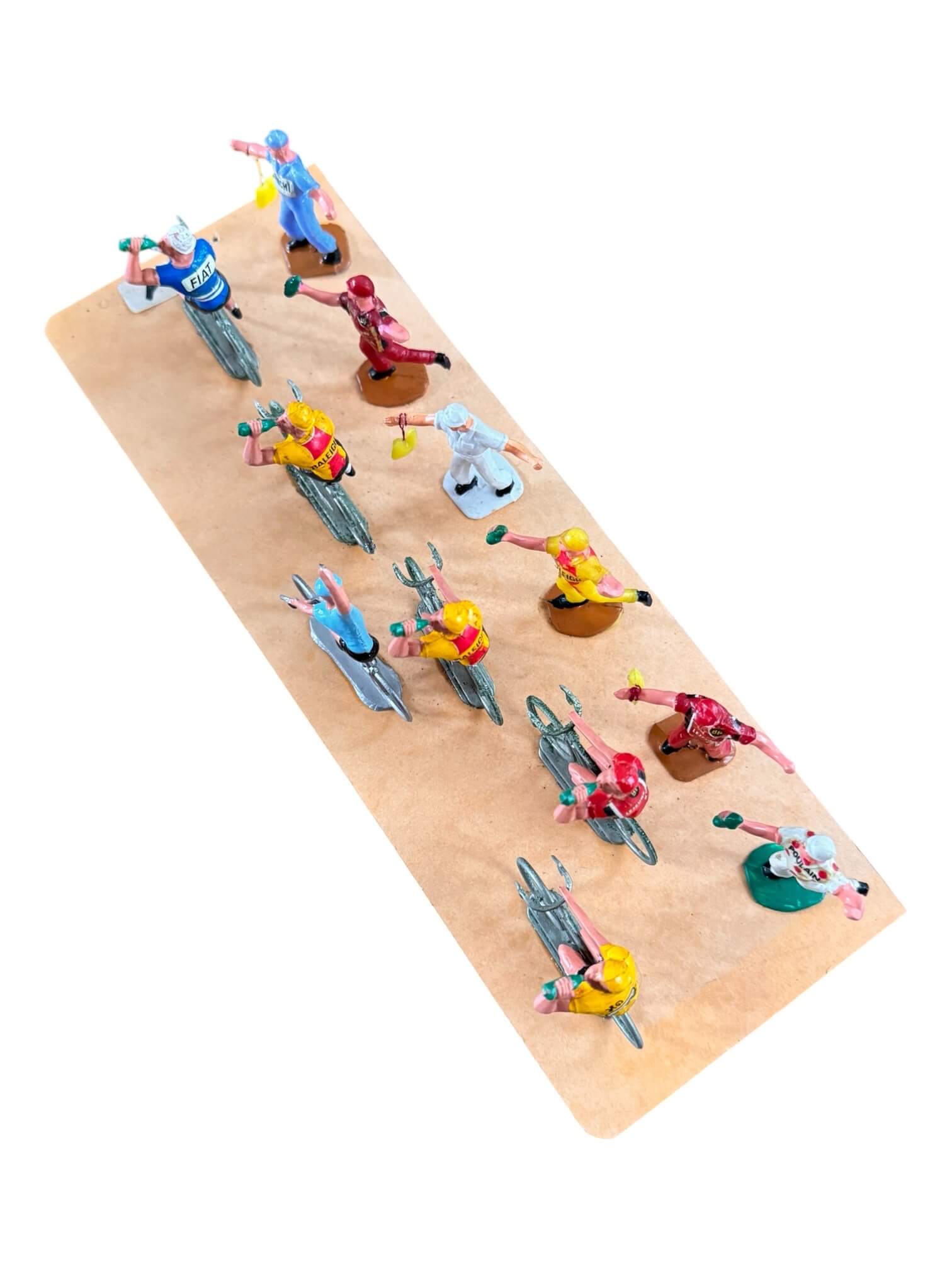12 figurines Salza, cyclistes et ravitailleurs du Tour de France