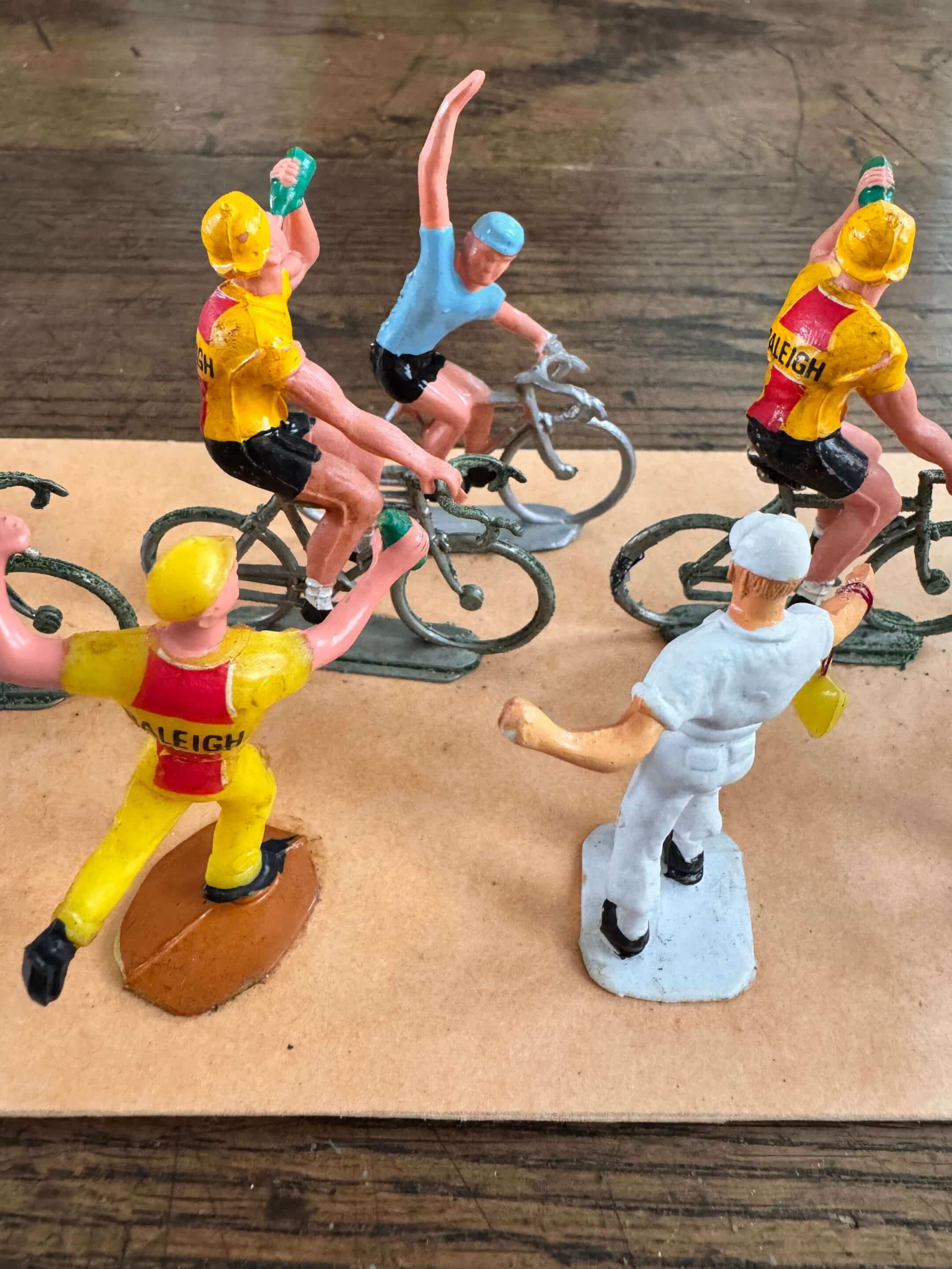 12 figurines Salza, cyclistes et ravitailleurs du Tour de France