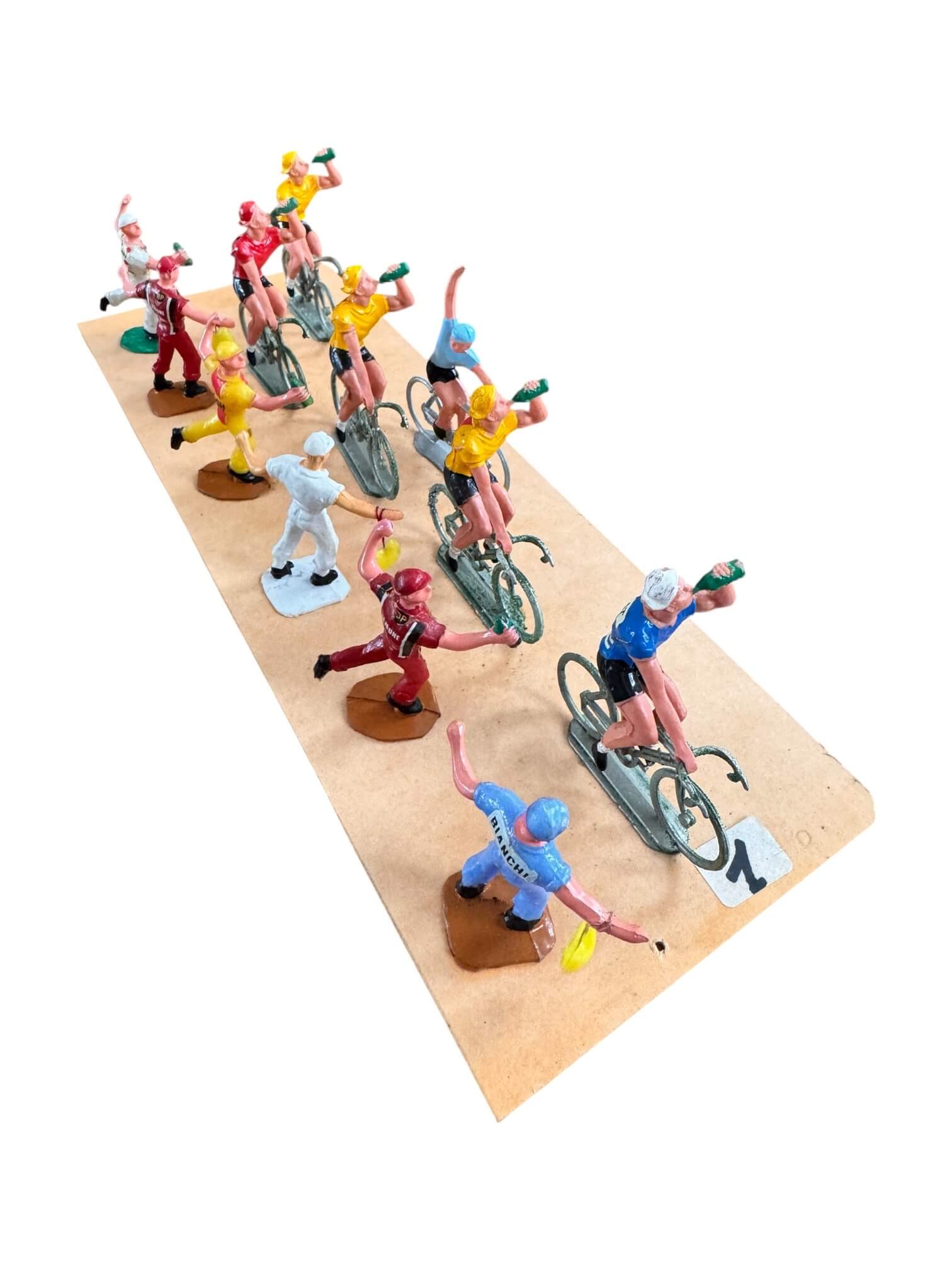 12 figurines Salza, cyclistes et ravitailleurs du Tour de France