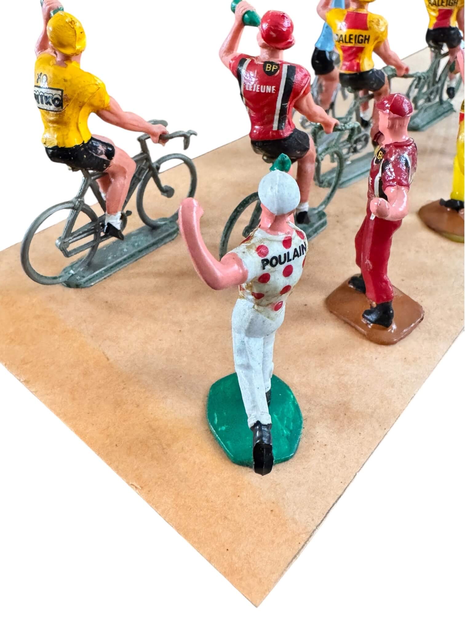 12 figurines Salza, cyclistes et ravitailleurs du Tour de France