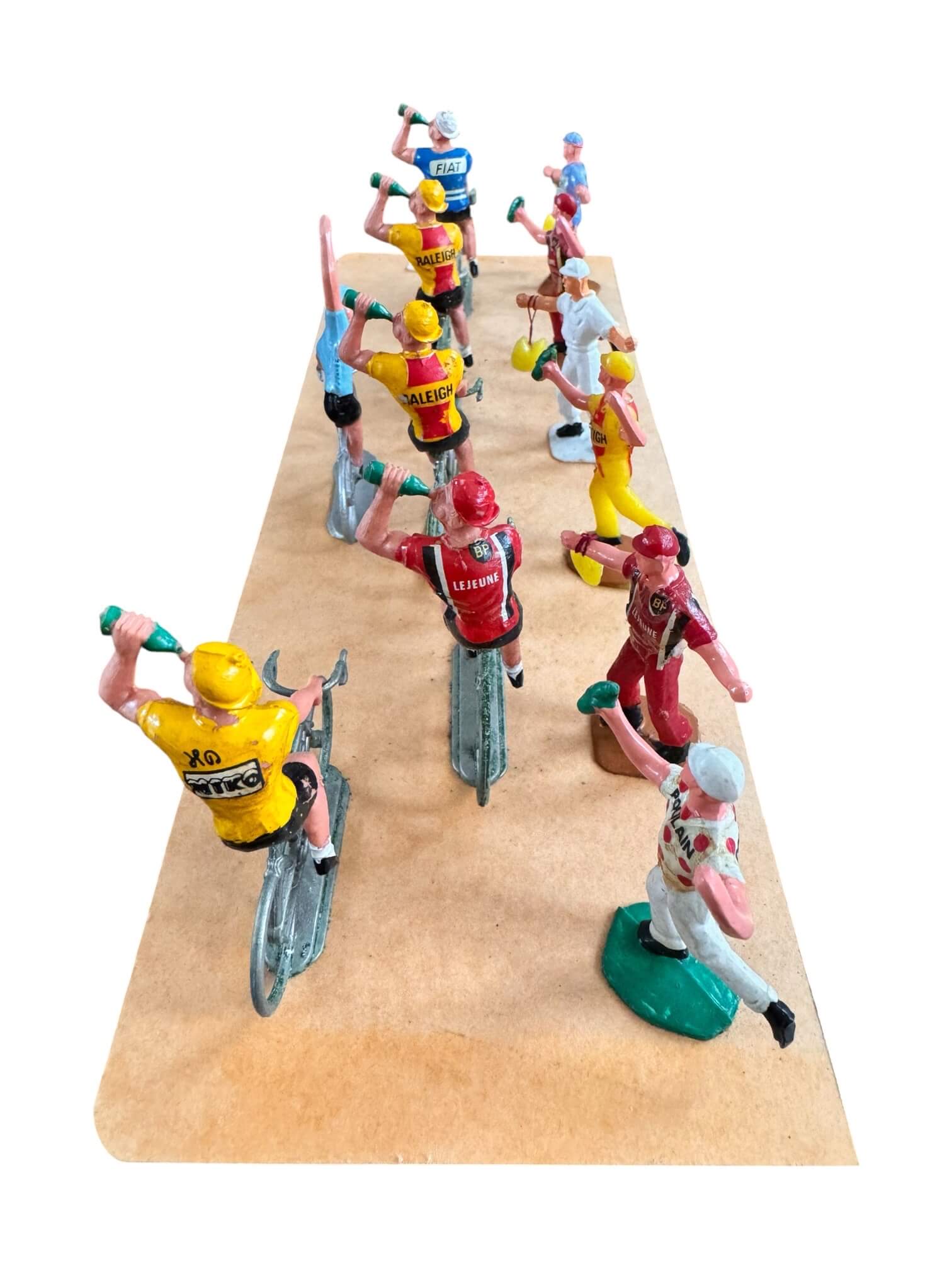 12 figurines Salza, cyclistes et ravitailleurs du Tour de France