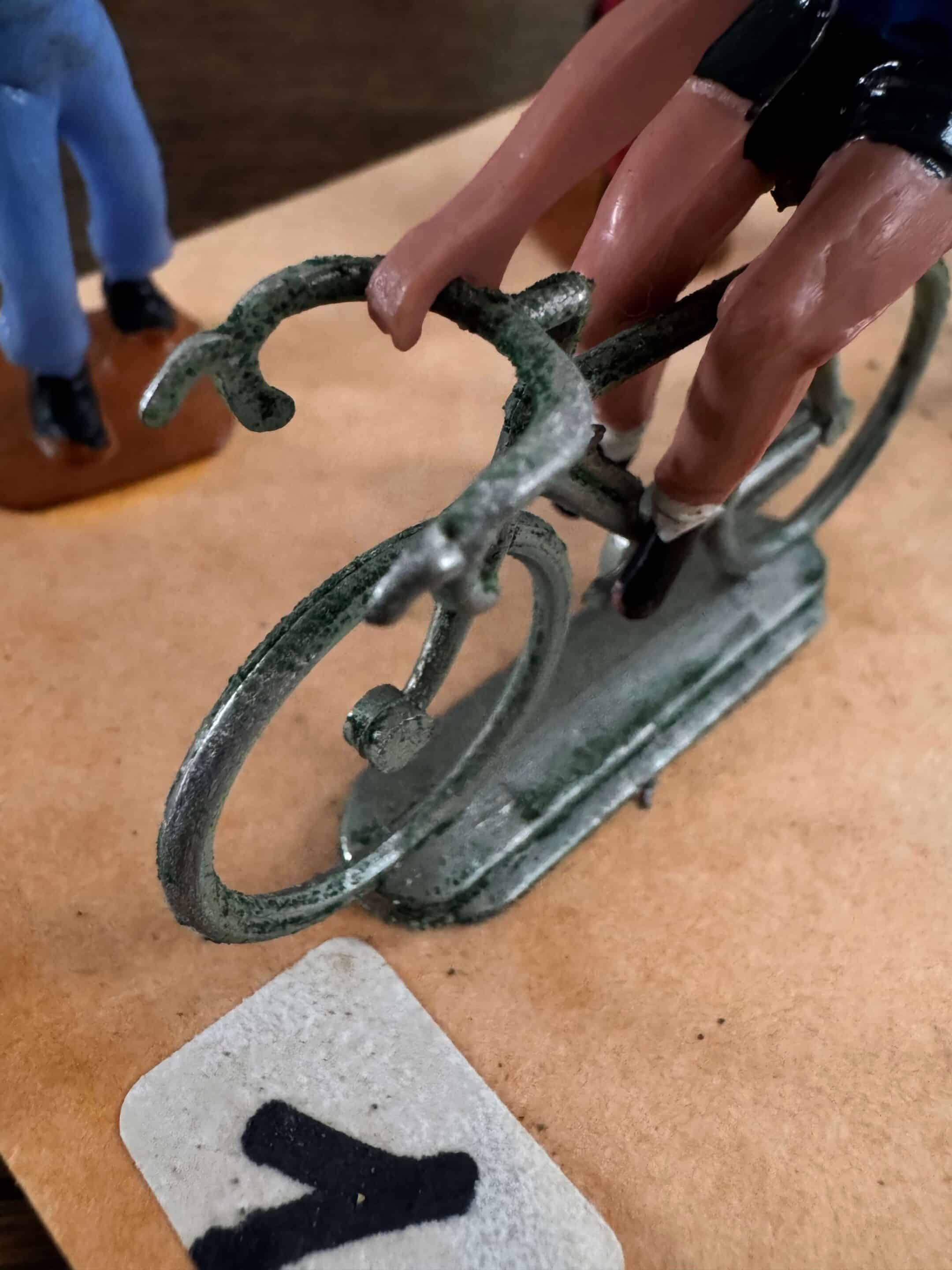 12 figurines Salza, cyclistes et ravitailleurs du Tour de France