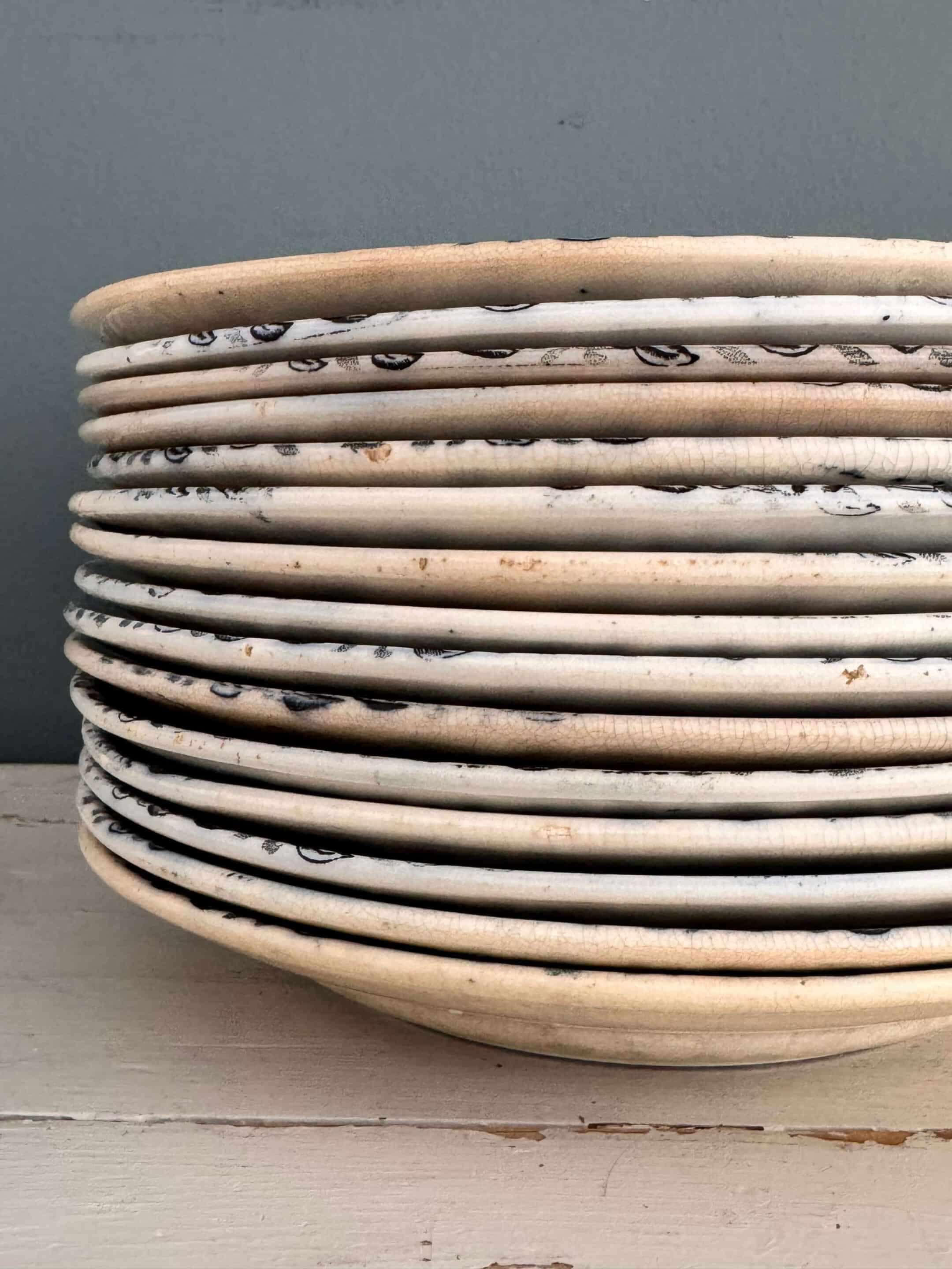 15 assiettes Terre de Fer Digoin, modèle "Favori"