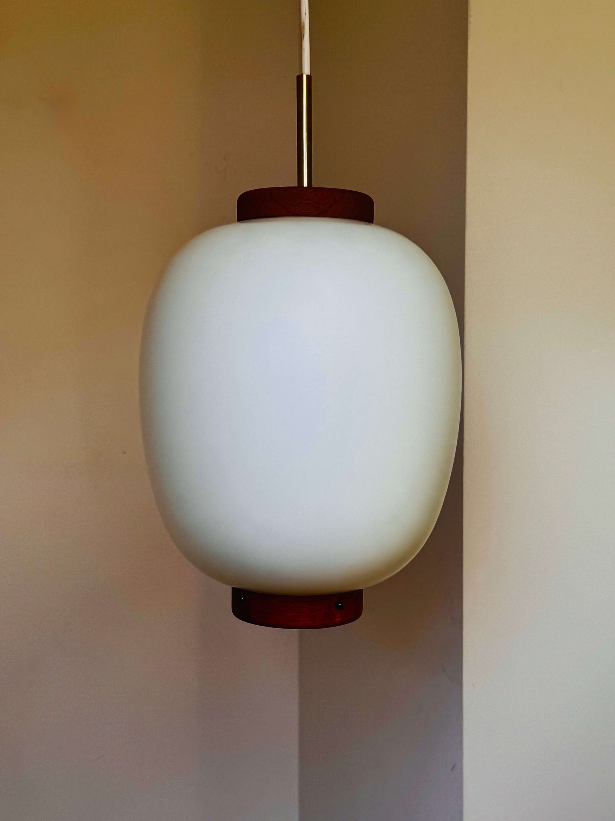 Suspension Kina en opaline et teck par Bent Karlby pour Lyfa