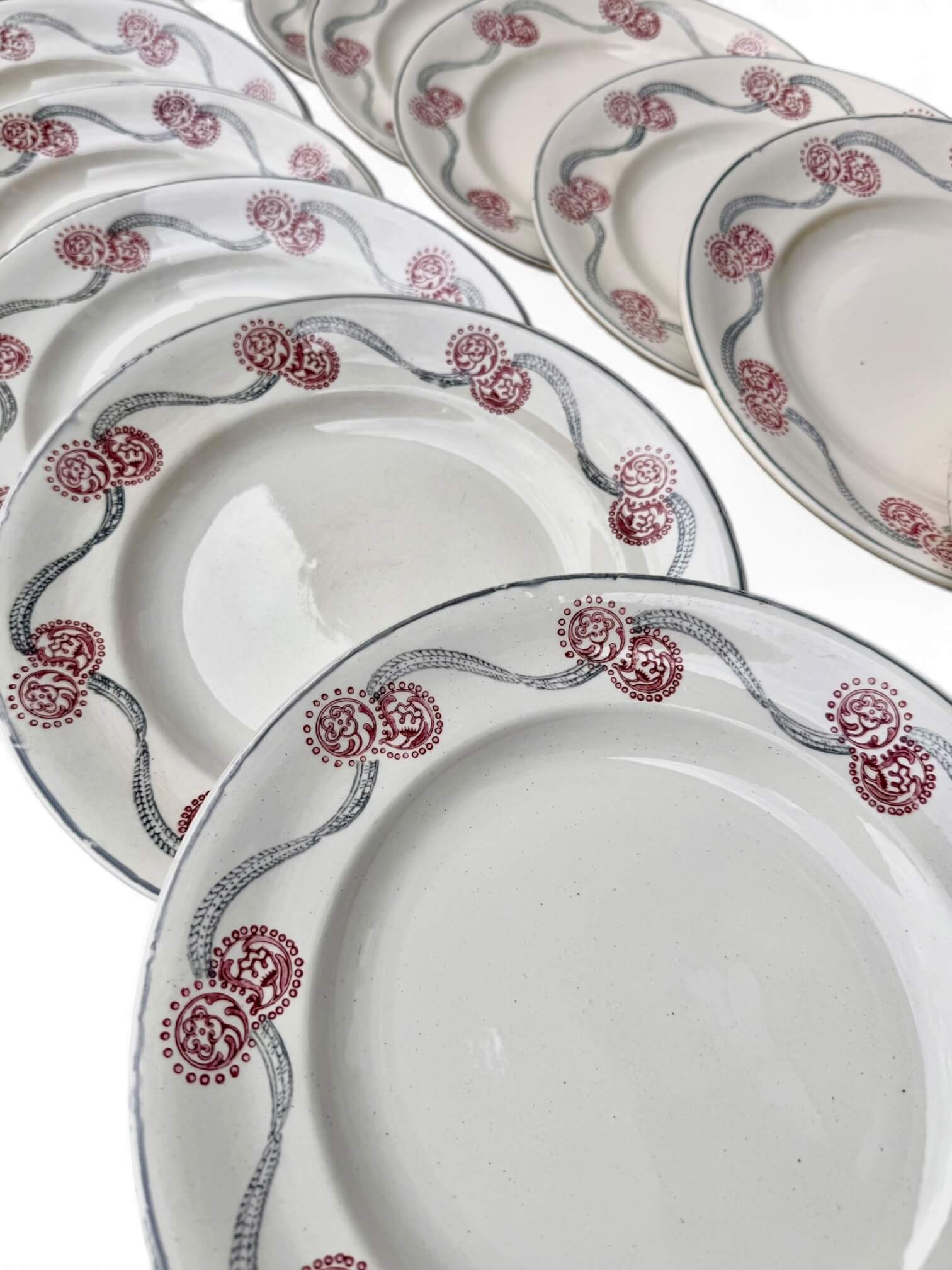 12 assiettes 1900 en faïence de Longwy
