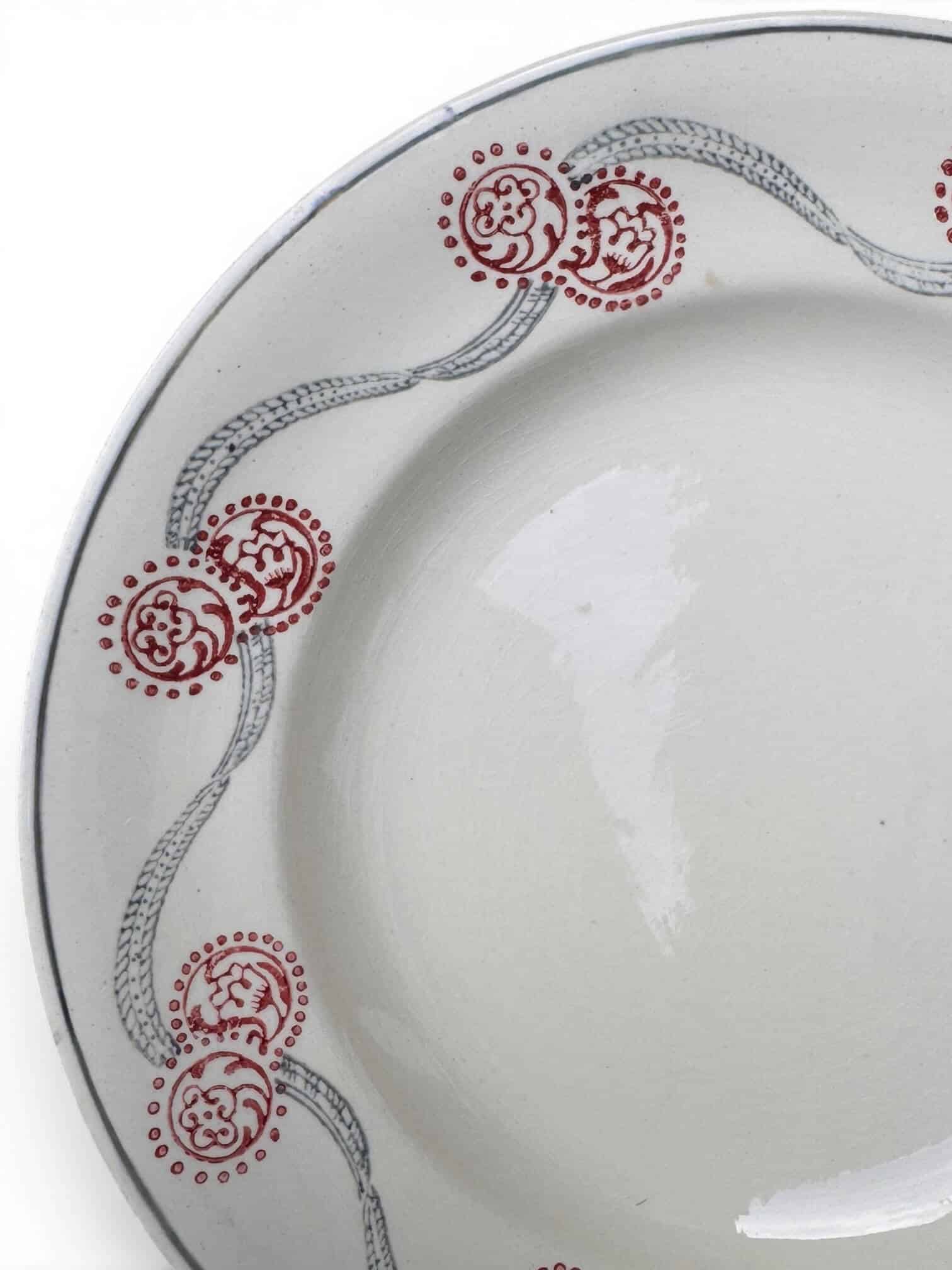 12 assiettes 1900 en faïence de Longwy
