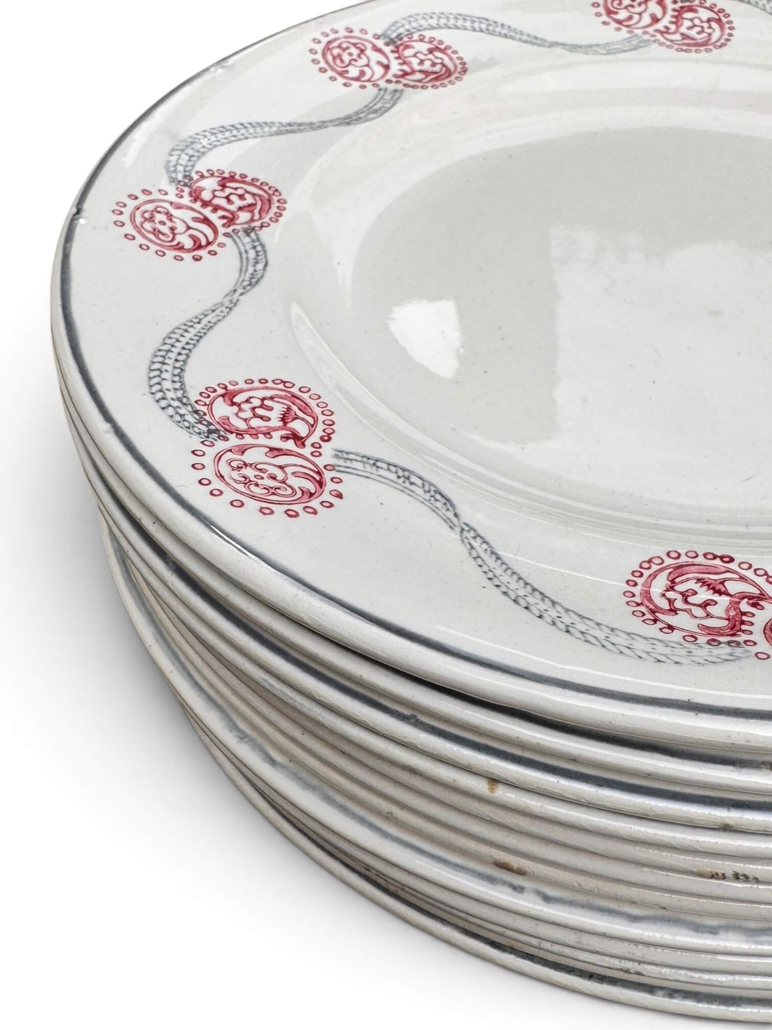 12 assiettes 1900 en faïence de Longwy