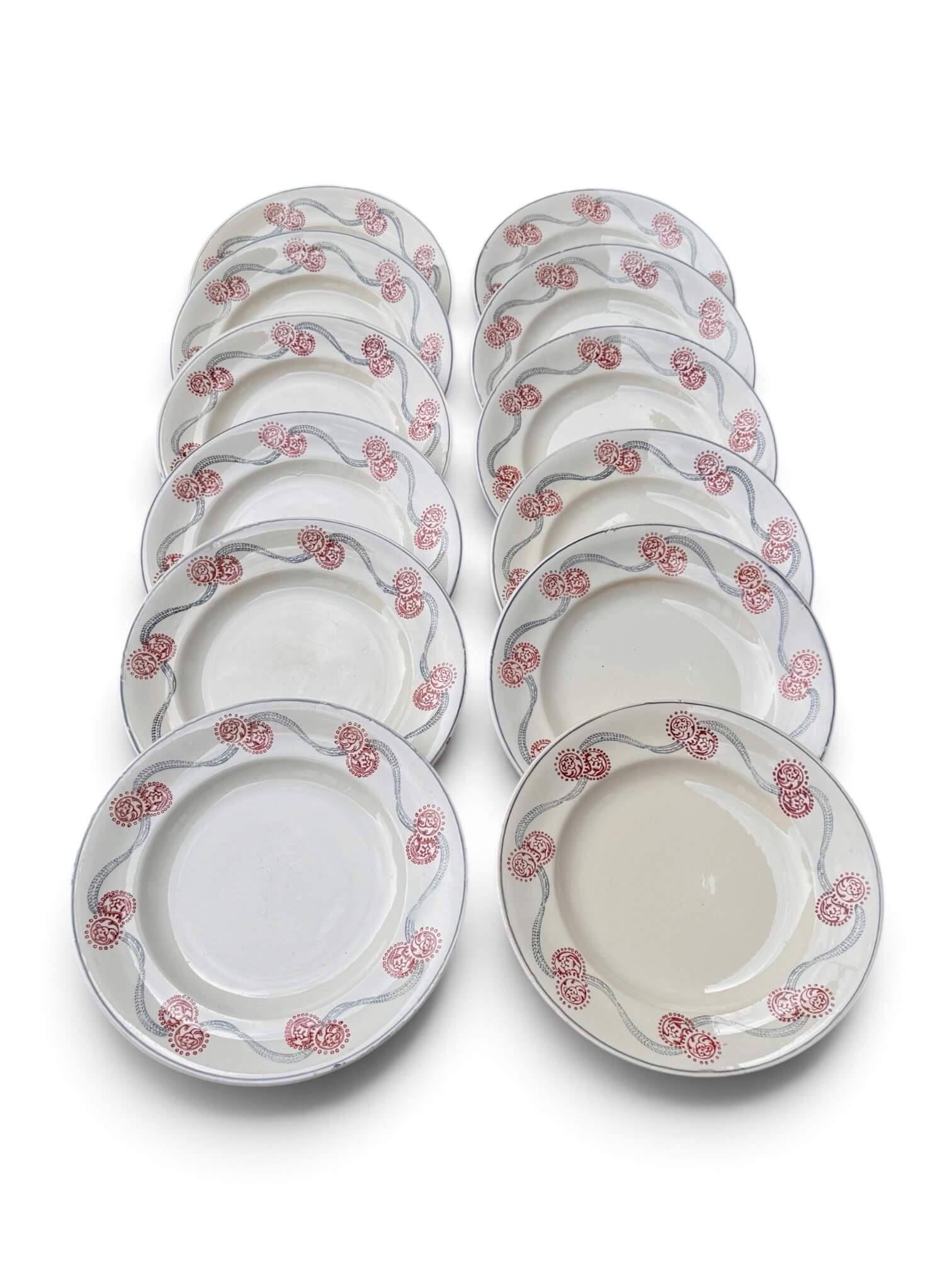 12 assiettes 1900 en faïence de Longwy