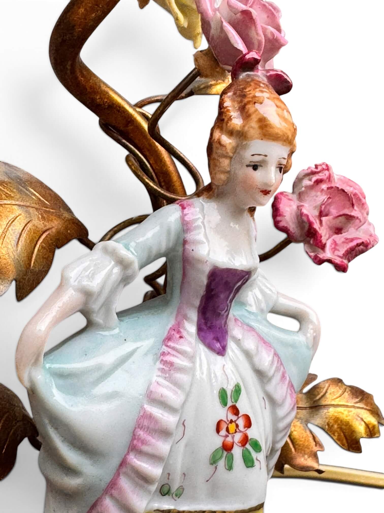 Paire de lampes de chevet en porcelaine et laiton doré
