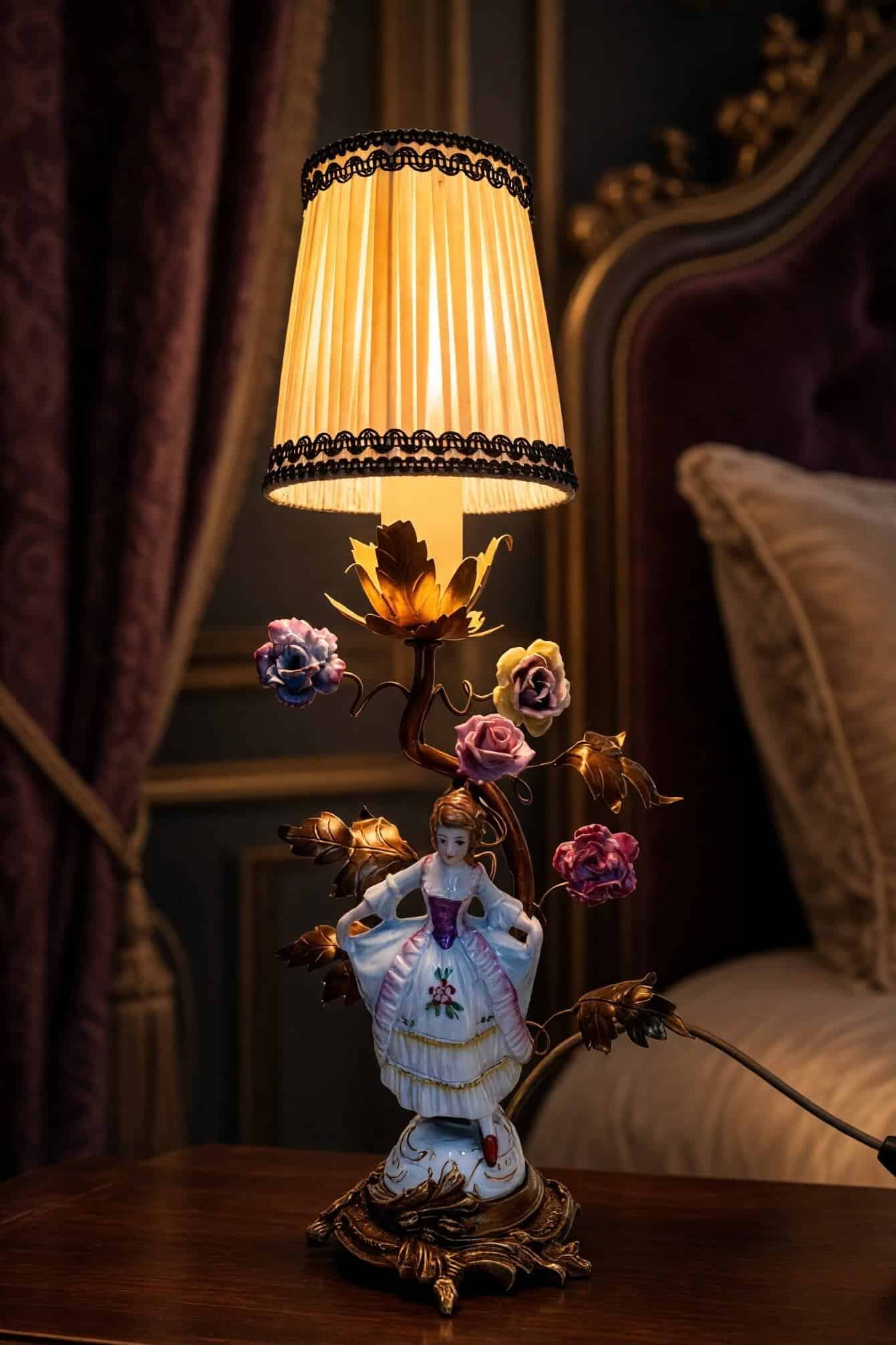 Paire de lampes de chevet en porcelaine et laiton doré