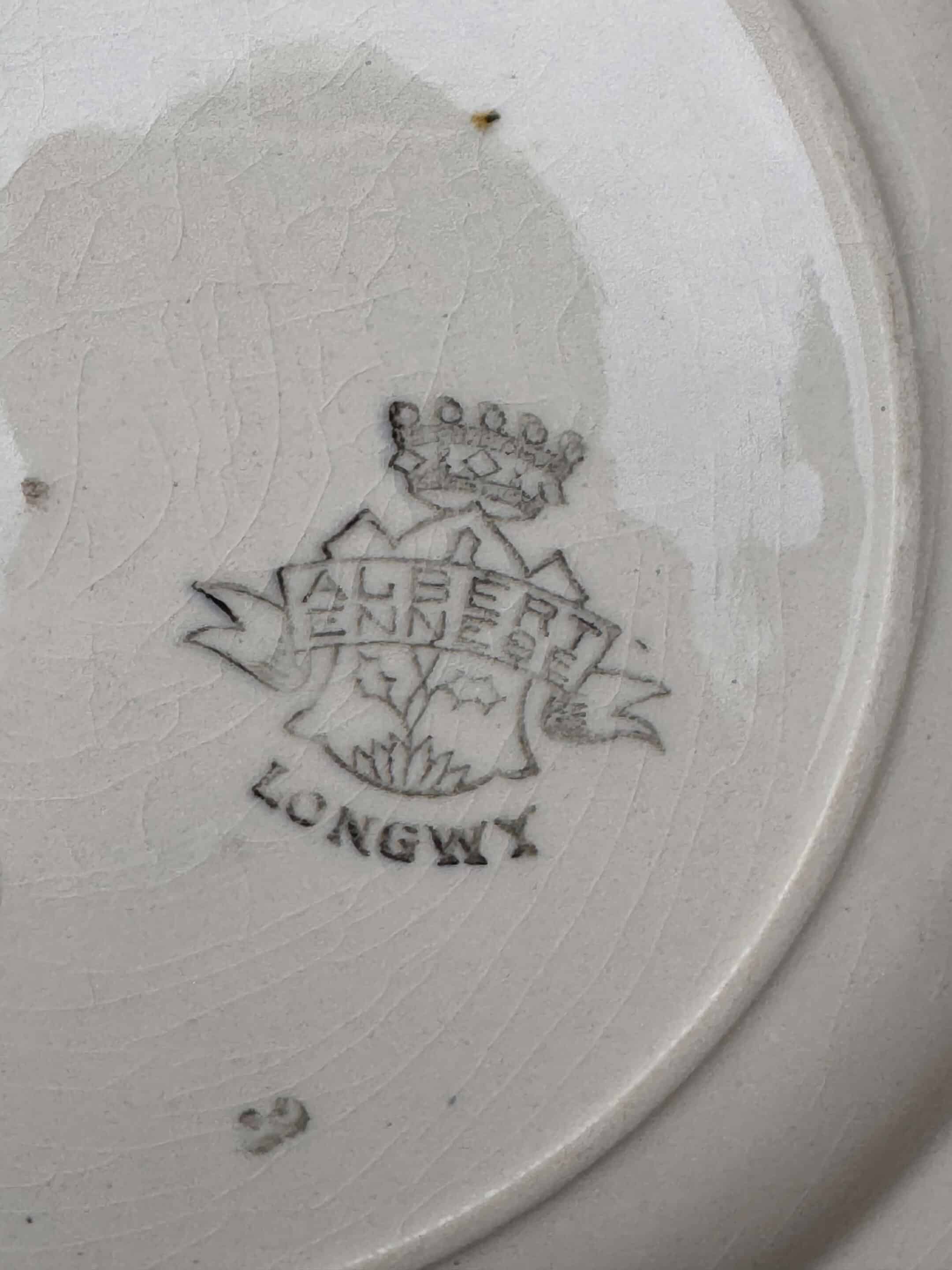 12 assiettes 1900 en faïence de Longwy